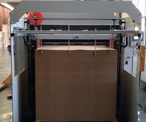 1600 мм Максимальная ширина Материнская рулочная бумажная рулочная резалка Jumbo Reel To Sheet Cutting Machine