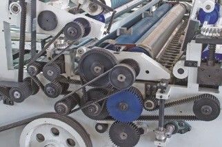 Ламинирование гофрированной доски на картон с помощью автоматической литоламинирующей машины