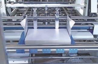 Ламинирование гофрированной доски на картон с помощью автоматической литоламинирующей машины